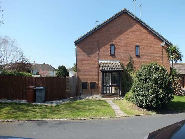  Image of 1 bedroom Semi-Detached house for sale in Dovecote Road Reading RG2 at Dovecote Road  Reading, RG2 8UJ