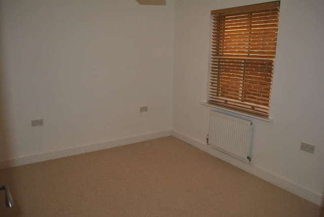  Image of 2 bedroom Ground Flat for sale in Walton Road East Molesey KT8 at Walton Road  East Molesey, KT8 0DS
