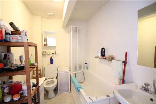 Image of 2 bedroom Flat to rent in Evelina Road London SE15 at Nunhead, SE15 2DX
