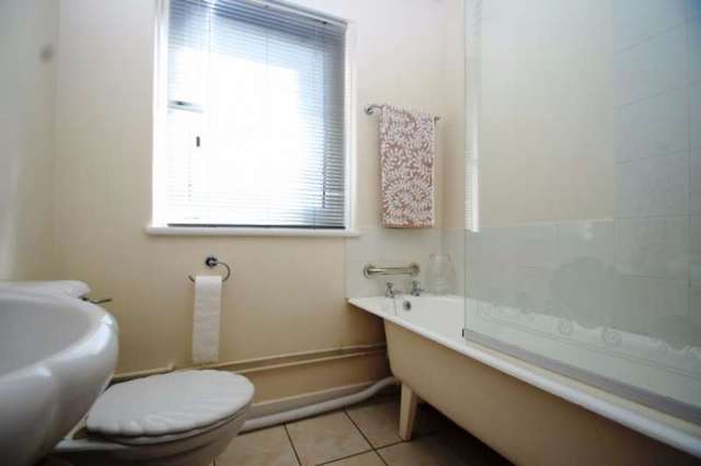  Image of Flat for sale in Lora Drive Glasgow G52 at Lora Drive  Bellahouston, G52 1HA