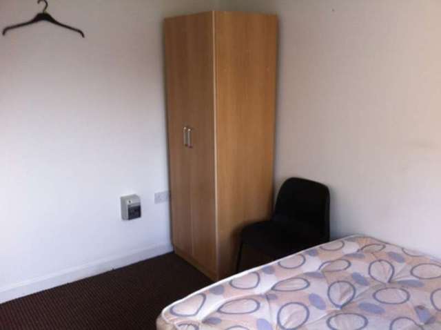  Image of 1 bedroom House Share to rent in Hamilton Road Longsight Manchester M13 at Hamilton Road  Longsight, M13 0PB