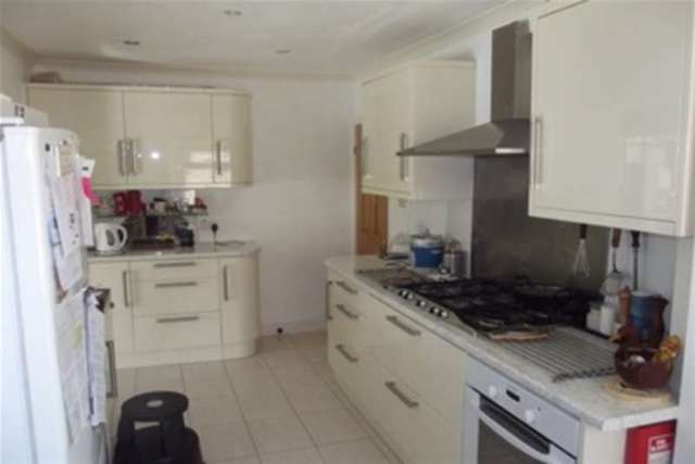  Image of 5 bedroom Detached house to rent in Goffs Crescent Goffs Oak Waltham Cross EN7 at Waltham Cross, EN7 5JR