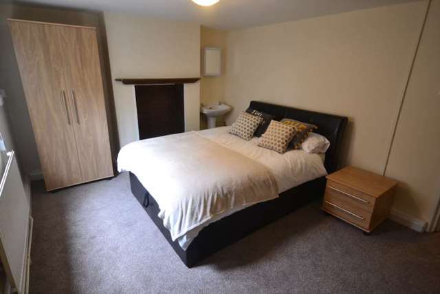  Image of 1 bedroom House Share to rent in Gosbrook Road Caversham Reading RG4 at Gosbrook Road  Reading, RG4 8BT