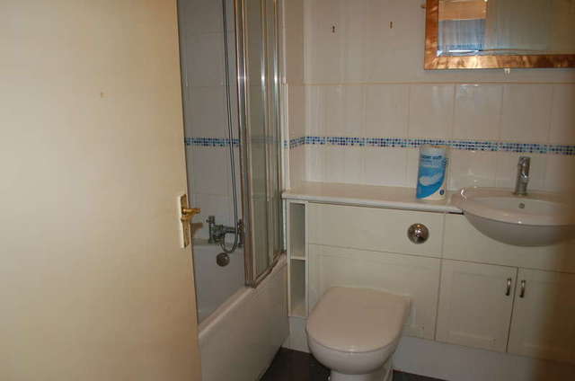  Image of 1 bedroom Property for sale in Oldfield Road Hampton TW12 at Oldfield Road  Hampton, TW12 2HS