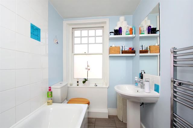  Image of 1 bedroom Property to rent in Haslemere Road London N8 at Crouch End, N8 9RB
