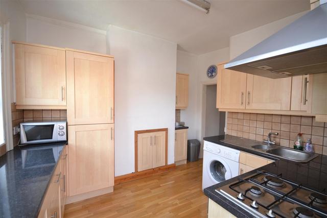  Image of 3 bedroom Property to rent in High Road London N2 at East Finchley  East Finchley, N2 9ED