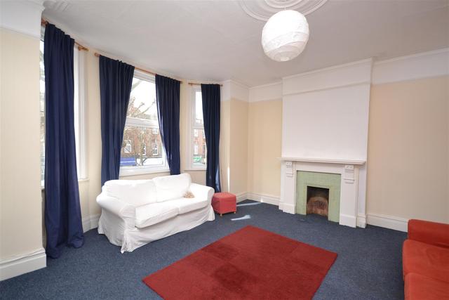  Image of 3 bedroom Property to rent in High Road London N2 at East Finchley  East Finchley, N2 9ED