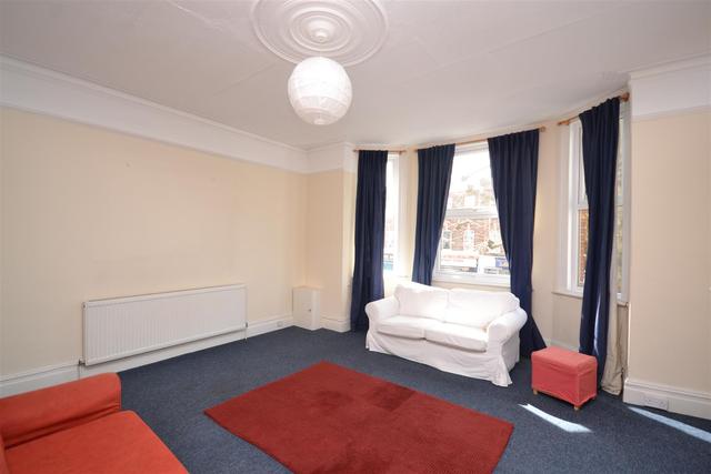  Image of 3 bedroom Property to rent in High Road London N2 at East Finchley  East Finchley, N2 9ED