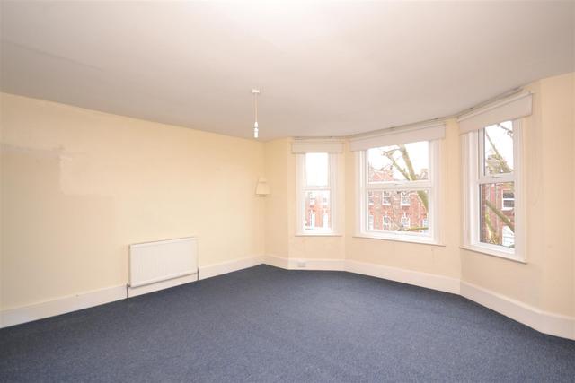  Image of 3 bedroom Property to rent in High Road London N2 at East Finchley  East Finchley, N2 9ED