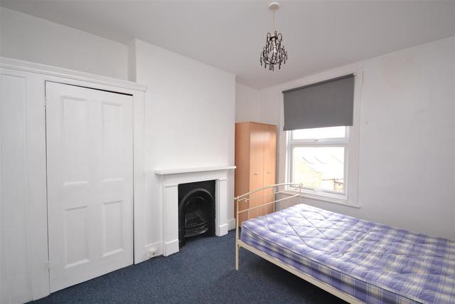  Image of 3 bedroom Property to rent in High Road London N2 at East Finchley  East Finchley, N2 9ED
