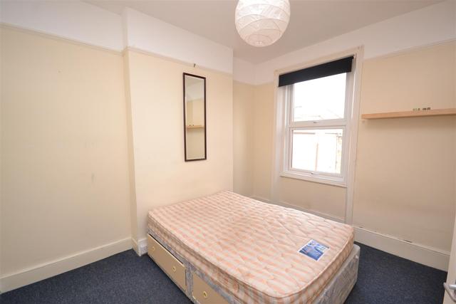  Image of 3 bedroom Property to rent in High Road London N2 at East Finchley  East Finchley, N2 9ED