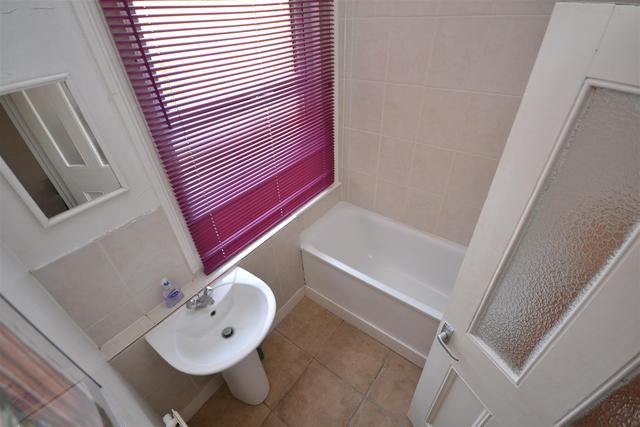  Image of 3 bedroom Property to rent in High Road London N2 at East Finchley  East Finchley, N2 9ED