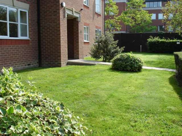  Image of 1 bedroom Apartment to rent in Town Mead Crawley RH11 at Highfield House, Town Mead West Green Crawley, RH11 7EH
