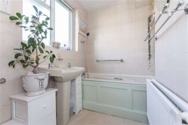  Image of 1 bedroom Property to rent in Kensington Gardens Square London W2 at London, W2 4DG