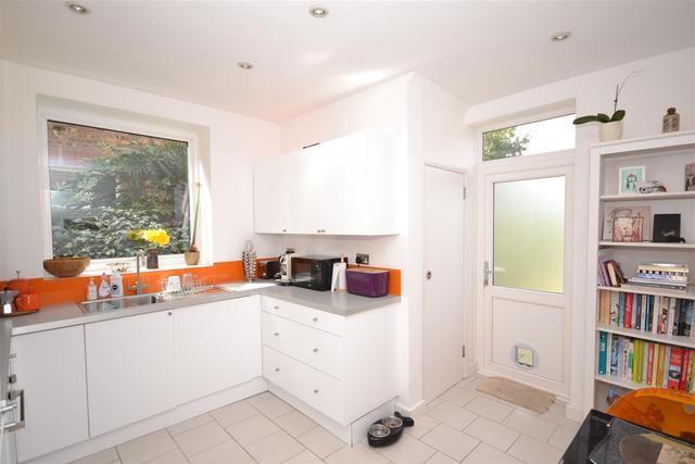  Image of 2 bedroom Property to rent in Kitchener Road London N2 at East Finchley, N2 8AS