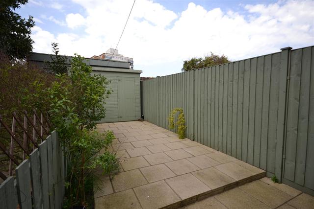  Image of 2 bedroom Property to rent in Kitchener Road London N2 at East Finchley, N2 8AS
