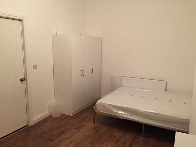  Image of 1 bedroom House Share to rent in Liverpool Road Eccles Manchester M30 at Liverpool Road  Eccles, M30 7BY