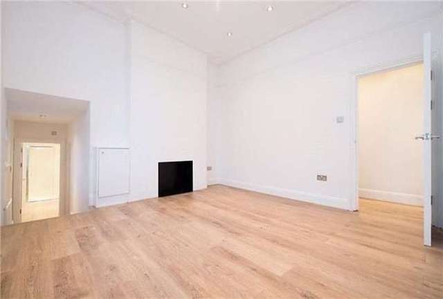  Image of 2 bedroom Flat to rent in Lavender Hill London SW11 at Battersea, SW11 5QW
