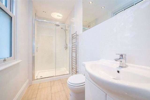  Image of 2 bedroom Flat to rent in Lavender Hill London SW11 at Battersea, SW11 5QW