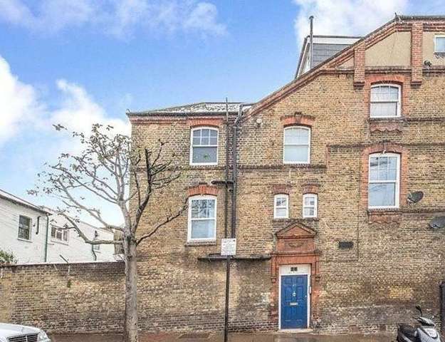  Image of 2 bedroom Flat to rent in Lavender Hill London SW11 at Battersea, SW11 5QW