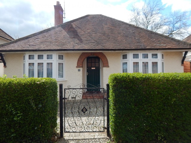  Image of 2 bedroom Bungalow to rent in Long Garden Walk Farnham GU9 at Farnham, GU9 7HX
