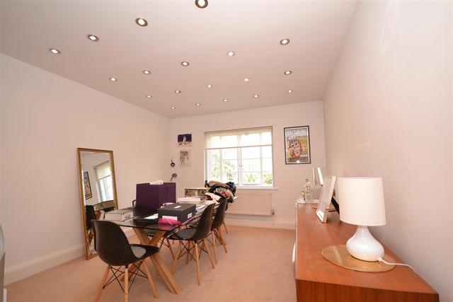  Image of 3 bedroom Property to rent in Lyttelton Road London N2 at Lyttelton Road  East Finchley, N2 0RA