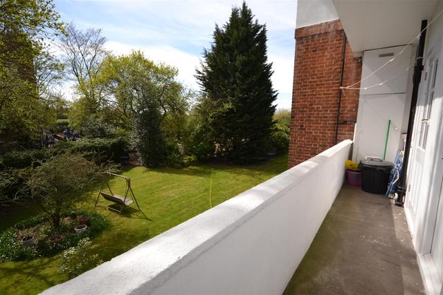  Image of 3 bedroom Property to rent in Lyttelton Road London N2 at Lyttelton Road  East Finchley, N2 0RA