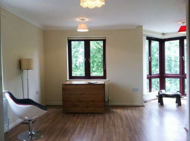 Image of 1 bedroom Flat to rent in Monro Way London E5 at Monro Way  Hackney, E5 8NY