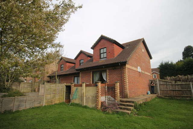  Image of 2 bedroom End of Terrace to rent in Morris Close Croydon CR0 at Monks Orchard  Shirley, CR0 7RD