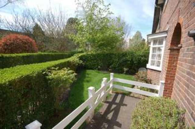  Image of 1 bedroom Flat to rent in Neale Close London N2 at Neale Close  Hampstead Garden Suburb, N2 0LE