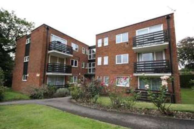  Image of 2 bedroom Flat to rent in Parkmore Close Woodford Green IG8 at Parkmore Close  Woodford Green, IG8 0SL
