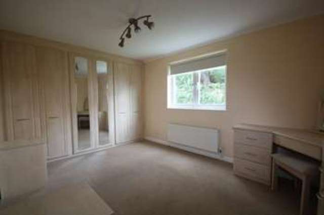  Image of 2 bedroom Flat to rent in Parkmore Close Woodford Green IG8 at Parkmore Close  Woodford Green, IG8 0SL