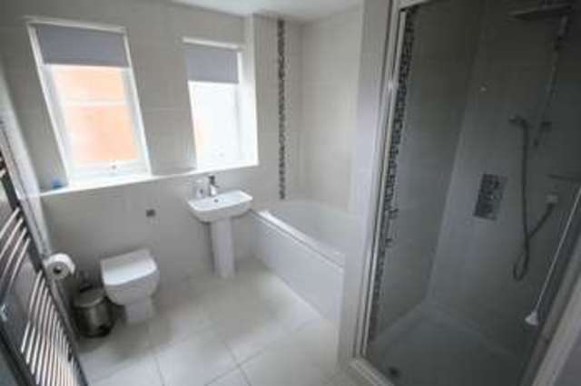  Image of 2 bedroom Flat to rent in Parkmore Close Woodford Green IG8 at Parkmore Close  Woodford Green, IG8 0SL