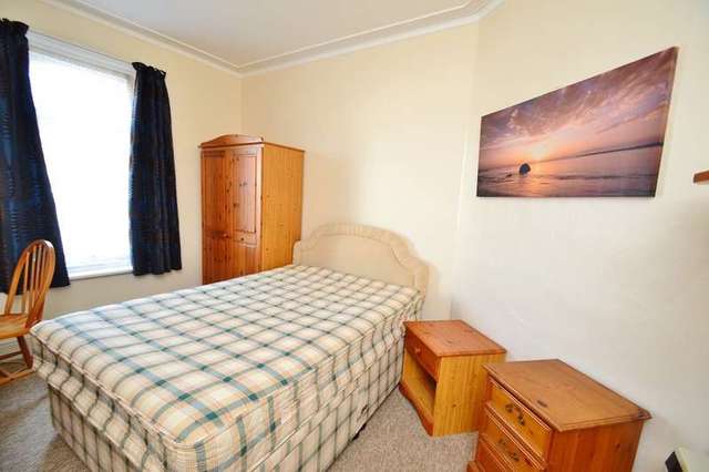  Image of 3 bedroom Flat for sale in Portswood Road Southampton SO17 at Southampton, SO17 2TH