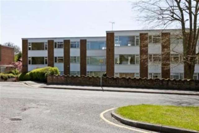  Image of 2 bedroom Flat to rent in Princes Road Weybridge KT13 at Weybridge, KT13 9BZ