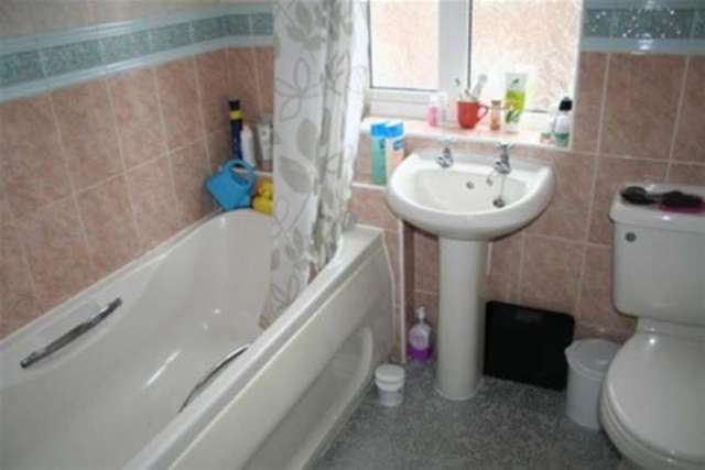  Image of 3 bedroom Property to rent in Priory Park Taunton TA1 at Taunton, TA1 1PX