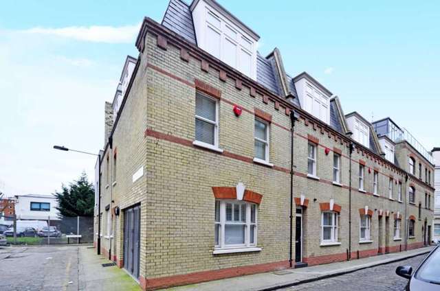  Image of 3 bedroom Town House to rent in Rampart Street London E1 at Rampart Street Whitechapel London, E1 2LA