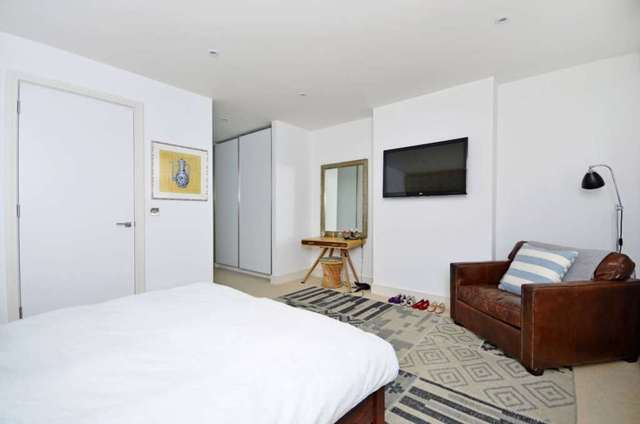  Image of 3 bedroom Town House to rent in Rampart Street London E1 at Rampart Street Whitechapel London, E1 2LA
