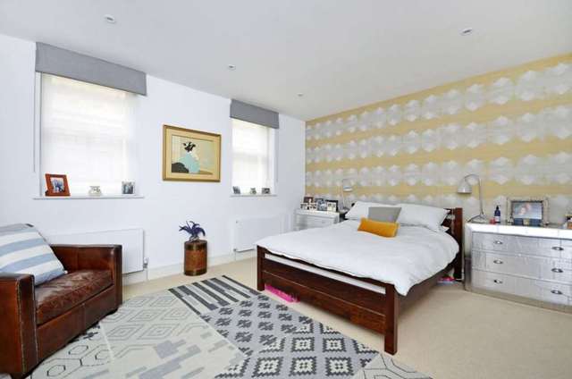  Image of 3 bedroom Town House to rent in Rampart Street London E1 at Rampart Street Whitechapel London, E1 2LA