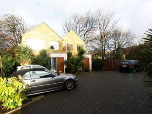  Image of 3 bedroom Semi-Detached house to rent in Sloane Mews London N8 at Aubrey Road Crouch End Hornsey, N8 9HB