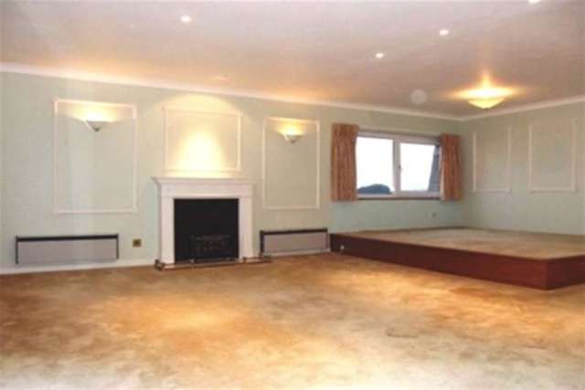  Image of 3 bedroom Flat to rent in Southwood Road Hayling Island PO11 at Hayling Island, PO11 9RH