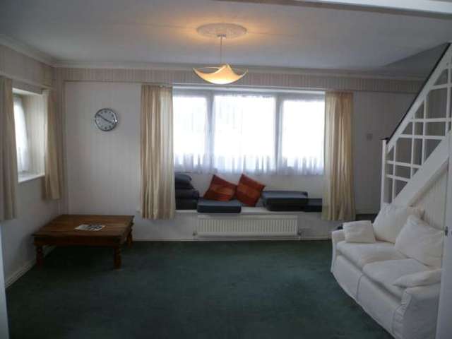  Image of 2 bedroom Maisonette to rent in Bexley Road London SE9 at Bexley Road Eltham London, SE9 2PE