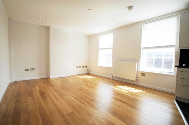  Image of 3 bedroom Maisonette to rent in St. Peters Street St. Albans AL1 at St Albans, AL1 3DP