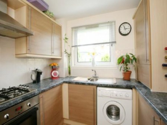  Image of 2 bedroom Flat to rent in Stenhouse Gardens Edinburgh EH11 at Edinburgh  Craiglockhart, EH11 3LS