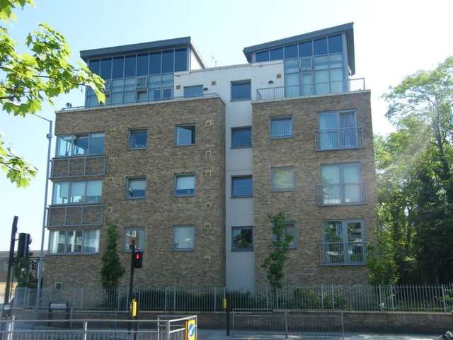  Image of 2 bedroom Flat to rent in Lamberts Road Surbiton KT5 at Surbiton Surrey, KT5 8AZ