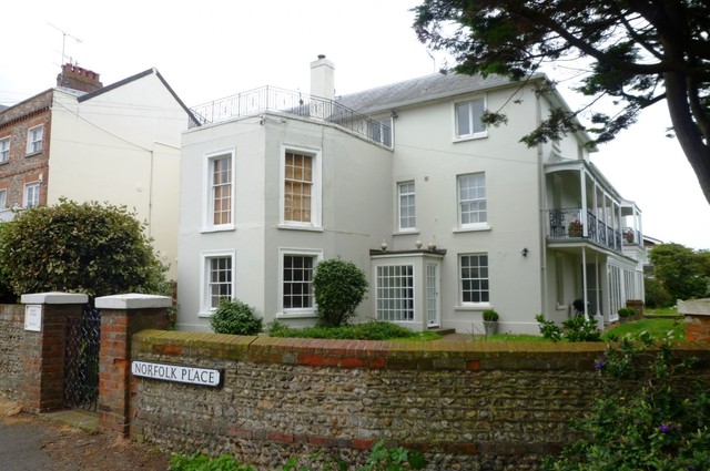  Image of 2 bedroom Ground Flat to rent in Norfolk Place Littlehampton BN17 at Norfolk Place  Littlehampton, BN17 5PB