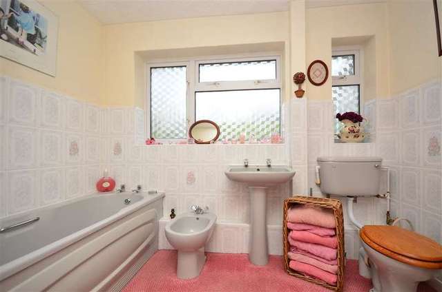  Image of 3 bedroom Bungalow for sale in The Street Newnham Sittingbourne ME9 at Newnham Sittingbourne Sittingbourne, ME9 0LQ