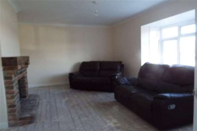  Image of 2 bedroom Maisonette to rent in Hawkins Road Crawley RH10 at Crawley, RH10 5NN