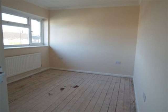  Image of 2 bedroom Maisonette to rent in Hawkins Road Crawley RH10 at Crawley, RH10 5NN