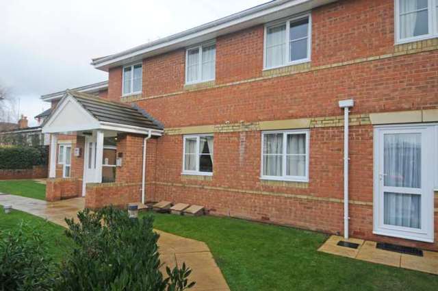  Image of 2 bedroom Apartment to rent in Tinsley Lane Crawley RH10 at Copthorne Court, Tinsley Lane Three Bridges Crawley, RH10 8AQ